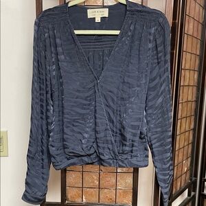 Cloth & Stone Gray Patterned V-Neck Blouse